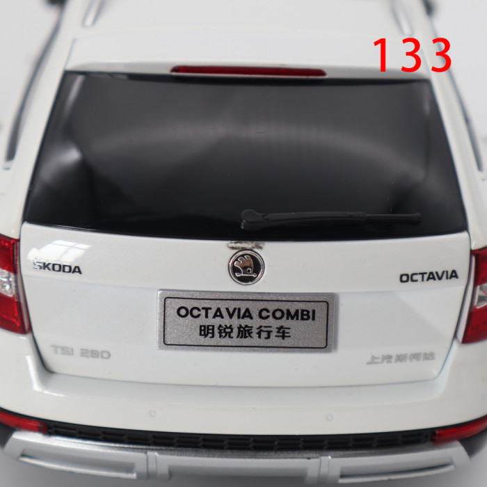 Defective 1/18 VW Skoda Octavia Combi Wagon Diecast Model Car