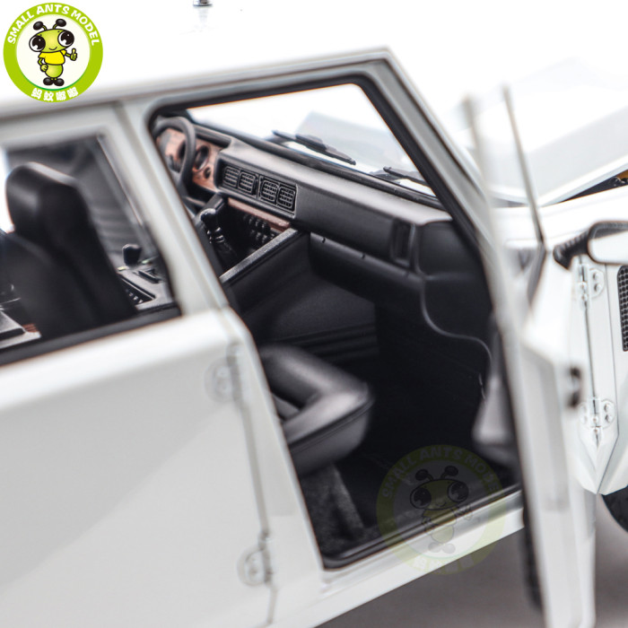 1/18 Lamborghini LM002 AUTOart 74549 Bianco Polo Park / White Model Car