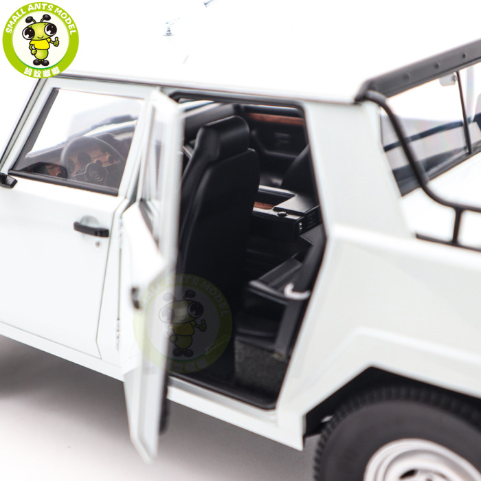 1/18 Lamborghini LM002 AUTOart 74549 Bianco Polo Park / White Model Car