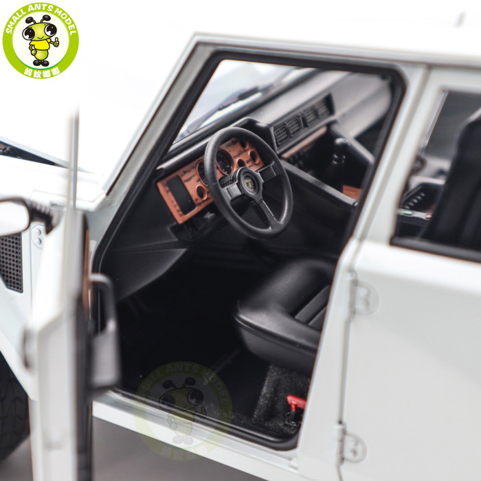 1/18 Lamborghini LM002 AUTOart 74549 Bianco Polo Park / White Model Car