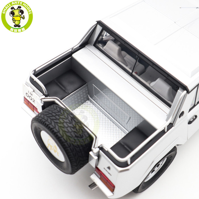 1/18 Lamborghini LM002 AUTOart 74553 Argento / Metallic Silver Model Car