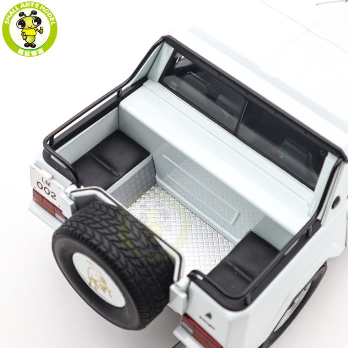 1/18 Lamborghini LM002 AUTOart 74549 Bianco Polo Park / White Model Car