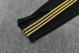 26-27 Man Utd Black Short shirts and Long trousers Suit (圆领)