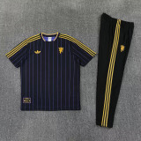 26-27 Man Utd Black Short shirts and Long trousers Suit (圆领)