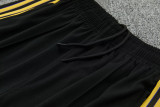26-27 Man Utd Black Short shirts and Long trousers Suit (圆领)