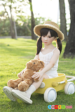 ぬいぐるみを持つかわいいラブドール AXBDOLL
