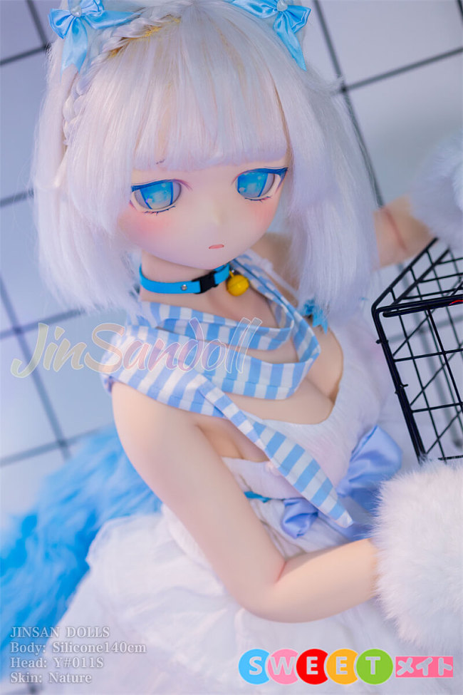 WM Doll Y011S 困ったような表情の白髪アニメ美少女 リアルドール 140cm 美乳Bカップ ソフトビニールヘッド シリコンボディ