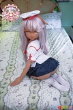 羊角社Croissant Doll クロエ 141cm AAカップ ビニール製ヘッド+S-TPE製ボディ 白い帽子とコスプレ衣装でベッドに跪く二次元ドール