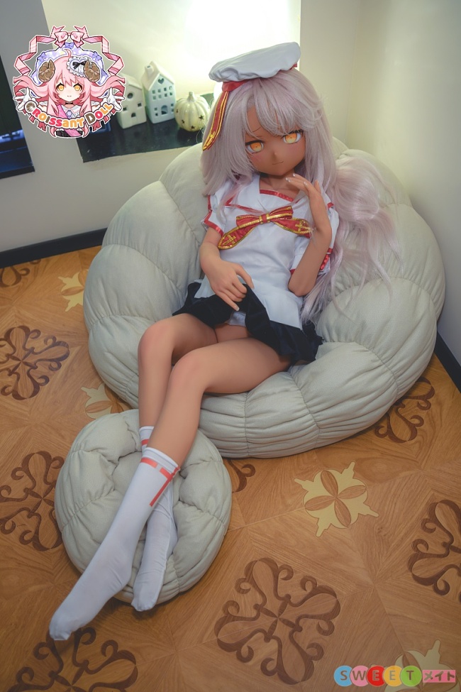 羊角社 アニメ ラブドール 貧乳 141cm AAカップ クロエ コスプレドール カスタム肌 日焼け肌 手描きメイク ソフトビニール製ヘッド+S-TPE製ボディ