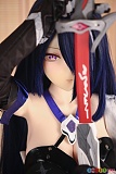 AotumeDoll 155cm Cカップ M3-1 シリコンヘッド＋TPEボディ、黄泉風の二次元ドールを赤い刀身越しに撮影した紫色の瞳と顔のクローズアップ
