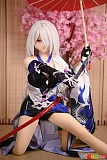 AotumeDoll 155cm Fカップ M3-2 シリコンヘッド＋TPEボディ、銀白色のロングヘアと赤い瞳で白いセクシー衣装を着てベッドに横たわる巨乳アニメドール