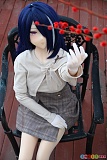 AotumeDoll 155cm Cカップ M3-1 シリコンヘッド＋TPEボディ、ベージュトップスとチェック柄スカート姿で赤い実へ手を伸ばすアニメドールの屋外撮影
