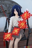 AotumeDoll 155cm Cカップ M3-1 シリコンヘッド＋TPEボディ、チェック柄スカートの二次元ドールが赤い中国結びの縁起飾りを持って椅子に座る姿