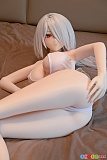 AotumeDoll 155cm Fカップ M3-2 シリコンヘッド＋TPEボディ、銀白色の髪と赤い瞳の巨乳ドールが白い衣装でベッドに横たわる色気のある姿