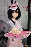 155cm Cカップ Aotume Doll M6 シリコンドール、狐面を頭にのせ扇子を前方へ広げる白とピンクの和装美少女
