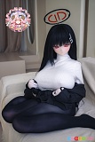調月リオ風の羊角社Croissant Doll 莉音、155cm爆乳 ビニールヘッド＋TPEボディのアダルトドールがソファに座る正面ショット