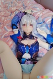 M5 155cm Cカップ Aotume Doll シリコンヘッド＋TPEボディ、鏡流コスプレの銀髪アニメドールがベッドに仰向けで脚を開いたポーズ