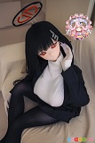 155cm爆乳 莉音、羊角社Croissant Dollのビニールヘッド＋TPE製ラブドールが黒ジャケットを羽織り、髪に手を添えて座る姿