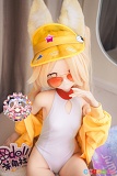 141cm AAカップの羊角社Croissant Doll 百合園聖娅、ビニールヘッド＋TPEボディのラブドールが白い水着姿で腰掛け、浮き輪と黄色いサンダルを添えた全身ポーズ