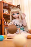 120cm AAカップ 小豆粉 JSLDOLL、PVCヘッドとTPE製ボディのアニメドール、金髪の猫耳美少女が床に座り片手を上げて猫らしい仕草を見せるショット