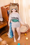 120cm AAカップ JSLDOLL 小豆粉、TPEボディ＋PVCヘッドの二次元ドール、猫耳と金髪の美少女が青いぬいぐるみを片手に持って立つ全身ショット