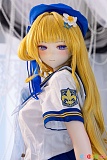 MW Girl 魔物姫 155cm Cカップ 啾比（フィービー）シリコンドール、青い瞳と金髪、セーラー衣装の袖章を大きく写したアニメ風ドールのアップ
