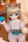 小豆粉 JSLDOLL 120cm AAカップ、PVCヘッド＋TPE製ボディのアニメ風ドール、猫耳の美少女が両手にブルーとホワイトの毛糸玉を持つ可愛らしい上半身ショット