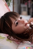 145cm Aカップ #96-B 凛花（りんか）My Loli Waifu シリコン製、ベッドに横たわり指を唇へ軽く添えた口開閉機能付きリアルドールの顔アップ