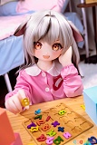120cm AAカップ 小奈 JSLDOLL、PVCヘッド＋TPEボディのアニメドール、黄色い園児帽と赤い通園バッグを合わせた犬耳美少女が片手でOKサインを見せる上半身姿