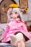 120cm AAカップ JSLDOLL 小奈、TPE製ボディ＋PVCヘッドの二次元ドール、黄色い園児帽とピンクの園服を着た犬耳美少女がブルーの箱を両手で抱える座り姿