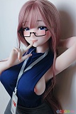 151cm巨乳 RAD045 望月利世 Elsababe、シリコン製二次元ドールが黒縁メガネとネイビーのトップスを合わせ、両腕を上げたポーズでグラマラスなシルエットを見せる近接ショット
