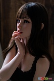 RZRDOLL 艾琳娜（Elena）ヘッド No.24R 156cm Dカップ シリコン製ドール、ブラウンのロングヘアと黒レース衣装で顎元に手を添え、斜め上を見るラブドールの顔アップ