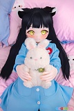 120cm AAカップ 小舜 JSLDOLL、PVCヘッドとTPE製ボディのアニメドール、黒髪と猫耳が印象的な美少女がブルーのスモック姿でベッドに横になり、白いうさぎのぬいぐるみを両手で抱える姿