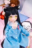 JSLDOLL 小舜 120cm AAカップ、PVCヘッド＋TPE製ボディの二次元風ドール、帽子を外した黒髪猫耳の美少女がブルーのスモック姿でベッドに腰掛け、片手を顔の前に上げるショット