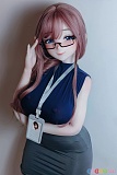 Elsababe RAD045 望月利世 151cm巨乳、シリコン製アニメドールがピンクブラウンのロングヘアと黒縁メガネを合わせ、ネイビーのトップスとグレーのタイトスカート、IDカードを身につけた秘書風の立ち姿