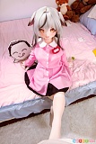 JSLDOLL 120cm 小奈 AAカップ、PVCヘッドとTPEボディのアニメ風ドール、灰白髪と犬耳の美少女がピンクの園服と黄色い帽子を合わせ、ベッドに腰掛けて脚を組んだ姿