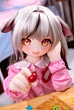 JSLDOLL 120cm AAカップ 小奈、TPE製ボディとPVCヘッドを組み合わせた二次元ドール、ピンクの園服を着た灰白髪の犬耳美少女がテーブルでカラフルな文字パズルを楽しむアップ