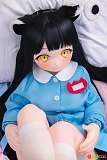 JSLDOLL 120cm AAカップ 小舜、TPE製ボディ＋PVCヘッドの二次元ドール、黄緑色の瞳と黒髪猫耳を持つキャル風美少女がブルースモック姿でベッドに座り、膝を曲げてくつろぐショット