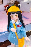 小舜 JSLDOLL 120cm AAカップ、TPEボディ＋PVCヘッドのアニメドール、ブルーのスモックと黄色い帽子を合わせた黒髪猫耳美少女が、黄色いショルダーバッグを下げて立つ姿