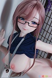 151cm巨乳 RAD045 望月利世 Elsababe、シリコン製二次元ドールがピンクブラウンのロングヘアと黒縁メガネを合わせ、トップスを上げて両手を胸元付近に添えた近接ショット