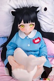 小舜 JSLDOLL 120cm AAカップ、PVCヘッド＋TPE製ボディのアニメ風ドール、黒髪猫耳と黄緑色の瞳が特徴の美少女がブルーのスモック姿でベッドに座り、足元を手前にした構図