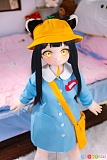 120cm AAカップ JSLDOLL 小舜、TPE製ボディ＋PVCヘッドの二次元ドール、黄緑色の瞳と黒髪猫耳を合わせ、黄色い帽子とバッグを身につけたブルースモック姿の立ちショット