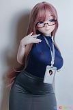 151cm巨乳 Elsababe 望月利世 RAD045、シリコン製の二次元ドールが黒縁メガネとIDカードを合わせ、ネイビートップスとタイトスカート姿で片手を肩元に添える上品なポーズ
