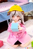 JSLDOLL 小奈 120cm AAカップ、PVCヘッド＋TPE製ボディのアニメドール、卯月風の灰白髪と垂れ犬耳を合わせた美少女がチェリーを手前へ差し出す笑顔のアップ