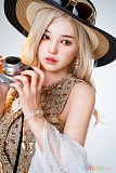 Irontech Doll 東方シリーズ A5 Yui 158cm Fカップ フルシリコン製リアルドール、サングラスを着用して指を添える上品な表情の上半身ポーズ。