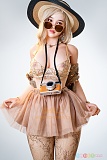Irontech Doll 東方シリーズ A5 Yui 158cm Fカップ リアルドール、帽子とサングラスを合わせた衣装姿で立つ全身コーディネート。