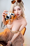 東方シリーズ A5 Yui Irontech Doll 158cm Fカップ フルシリコン製リアルドール、金髪ヘアとパールアクセサリーが映える横向きポーズ