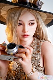 東方シリーズ Irontech Doll A5 Yui 158cm Fカップ シリコンドール、カメラを手にした自然なポーズと白いレース衣装が印象的な半身写真。