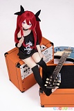 MOZU Doll 緋緋Faye 1/2 アニメドール。個性的な赤髪ツインテールでアンプに腰掛け、青いギターを添えた全身。