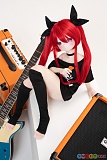 MOZU Doll 緋緋Fayeの1/2 アニメドール。小悪魔風の赤髪ツインテールでギターとアンプに囲まれて座る全身。